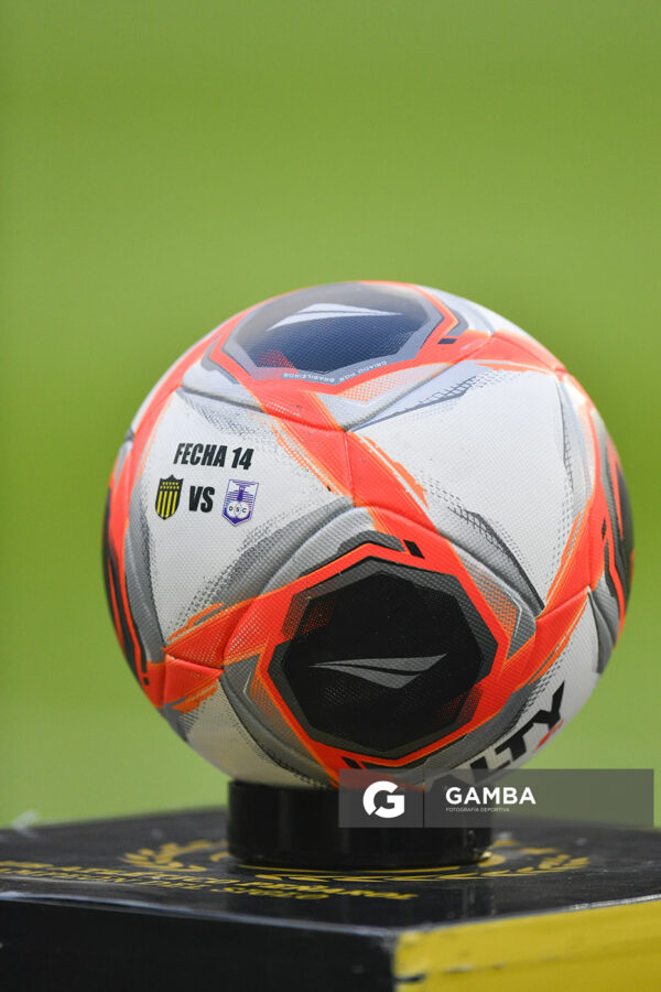 Balón oficial del partido. Torneo Clausura. Estadio Campeón del Siglo.
