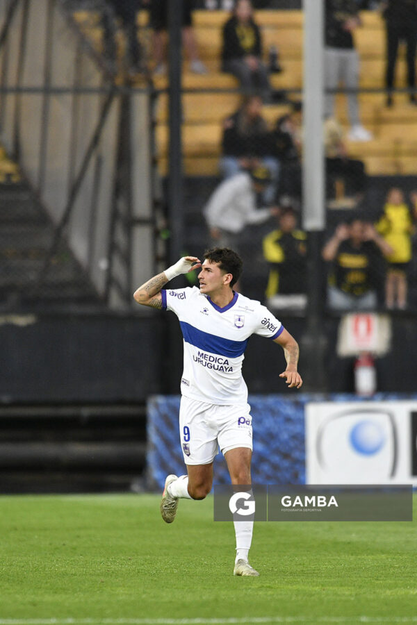 Diego Abreu, de Defensor Sporting, Torneo Clausura. Estadio Campeón del Siglo.