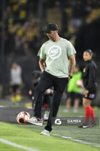 Ignacio Ithurralde, director técnico de Defensor Sporting, Torneo Clausura. Estadio Campeón del Siglo.