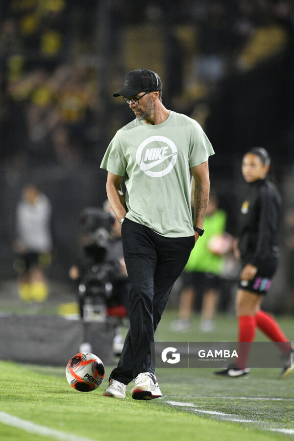 Ignacio Ithurralde, director técnico de Defensor Sporting, Torneo Clausura. Estadio Campeón del Siglo.