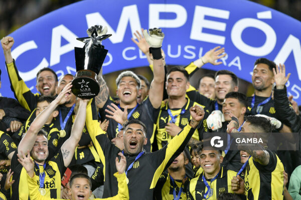 Peñarol Campeón. Torneo Clausura. Estadio Campeón del Siglo.