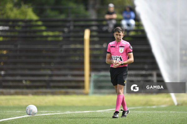 Agustín Piñeiro, árbitro central, Campeonato Uruguayo de Fútbol Femenino. Estadio José Pedro Damiani.