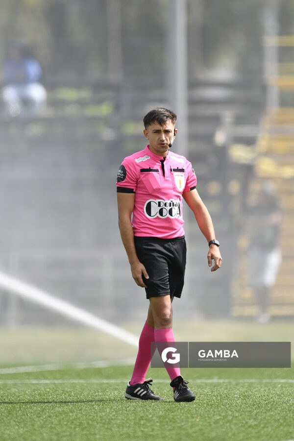 Agustín Piñeiro, árbitro central, Campeonato Uruguayo de Fútbol Femenino. Estadio José Pedro Damiani.