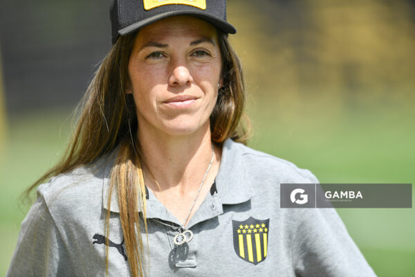 Cecilia Santo, directora técnica de Peñarol, Campeonato Uruguayo de Fútbol Femenino. Estadio José Pedro Damiani.