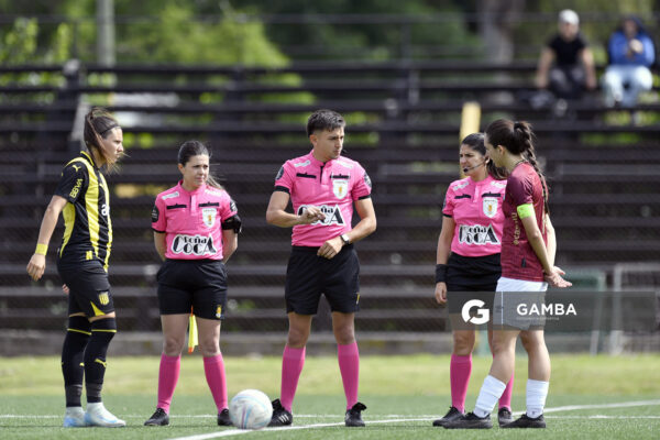 Agustín Piñeiro, árbitro central, Campeonato Uruguayo de Fútbol Femenino. Estadio José Pedro Damiani.