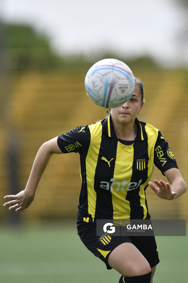 Guillermina Basso, de Peñarol, Campeonato Uruguayo de Fútbol Femenino. Estadio José Pedro Damiani.