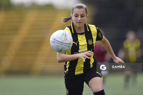 Guillermina Basso, de Peñarol, Campeonato Uruguayo de Fútbol Femenino. Estadio José Pedro Damiani.