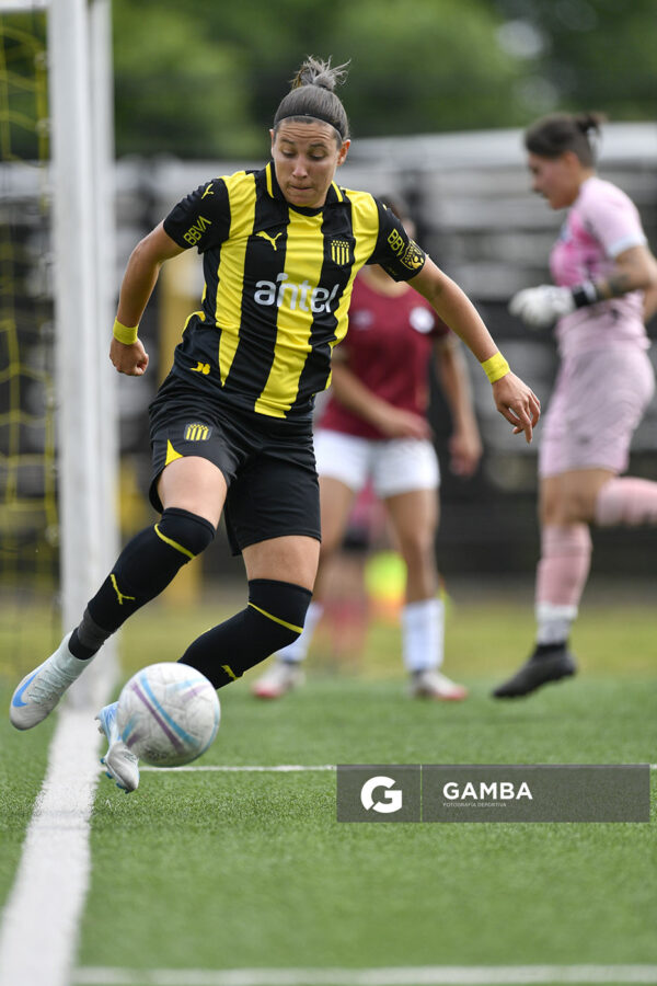 Daiana Farías, de Peñarol, Campeonato Uruguayo de Fútbol Femenino. Estadio José Pedro Damiani.