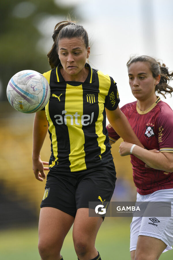 Josefina Villa, de Peñarol, Campeonato Uruguayo de Fútbol Femenino. Estadio José Pedro Damiani.