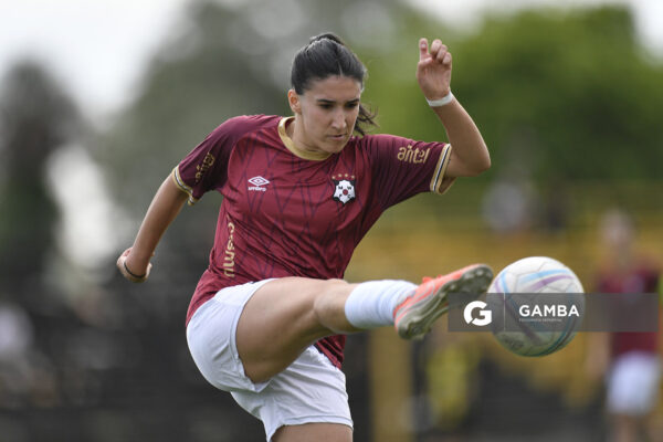 Valentina Ibarra, de Wanderers, Campeonato Uruguayo de Fútbol Femenino. Estadio José Pedro Damiani.