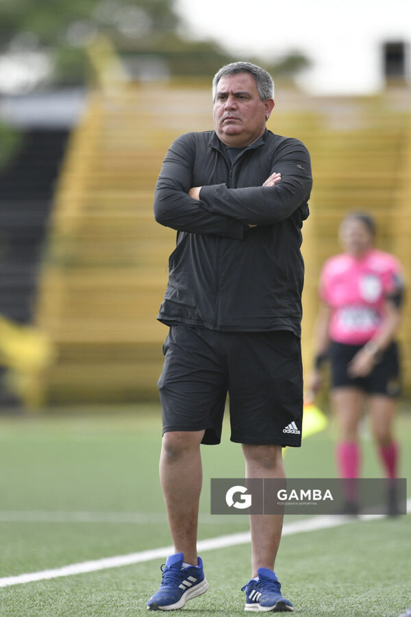 Nicolás Domínguez, director técnico de Wanderers, Campeonato Uruguayo de Fútbol Femenino. Estadio José Pedro Damiani.
