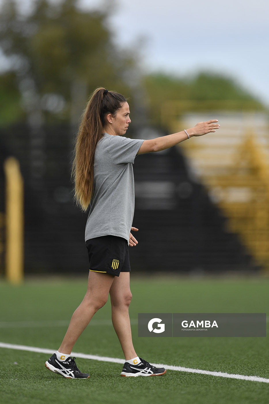 Cecilia Santo, directora técnica de Peñarol, Campeonato Uruguayo de Fútbol Femenino. Estadio José Pedro Damiani.