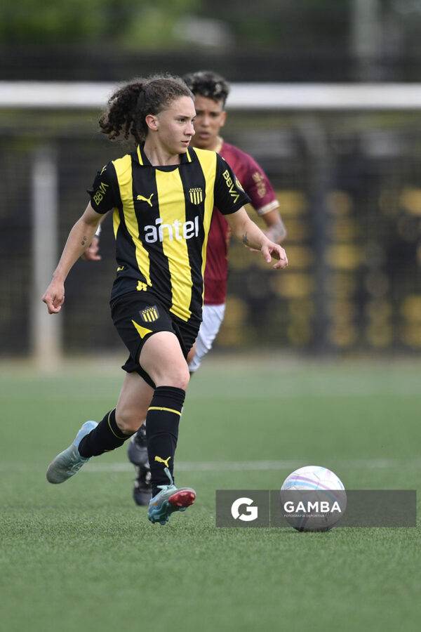Micaela Domínguez, de Peñarol, Campeonato Uruguayo de Fútbol Femenino. Estadio José Pedro Damiani.