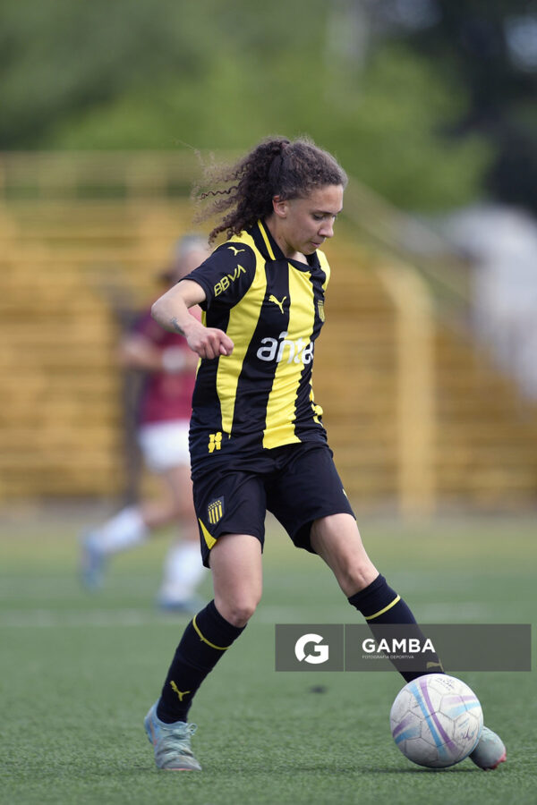 Micaela Domínguez, de Peñarol, Campeonato Uruguayo de Fútbol Femenino. Estadio José Pedro Damiani.