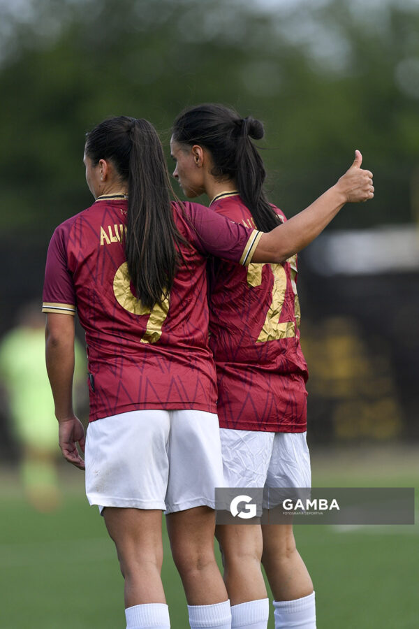 Natalia Sosa y Ana Otondo, de Wanderers. Campeonato Uruguayo de Fútbol Femenino. Estadio José Pedro Damiani.