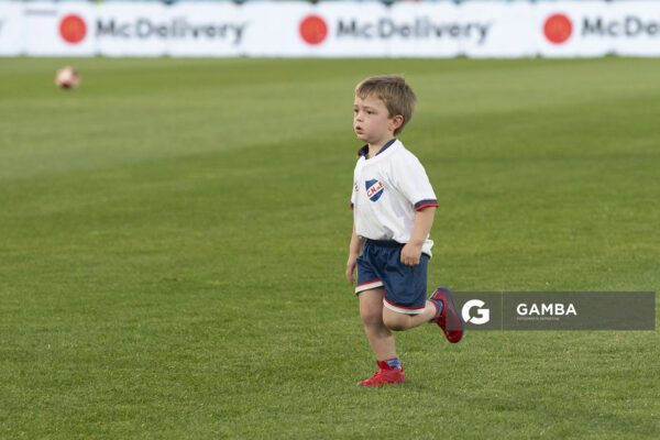 Niño, mascota. Torneo Clausura. Estadio Centenario.