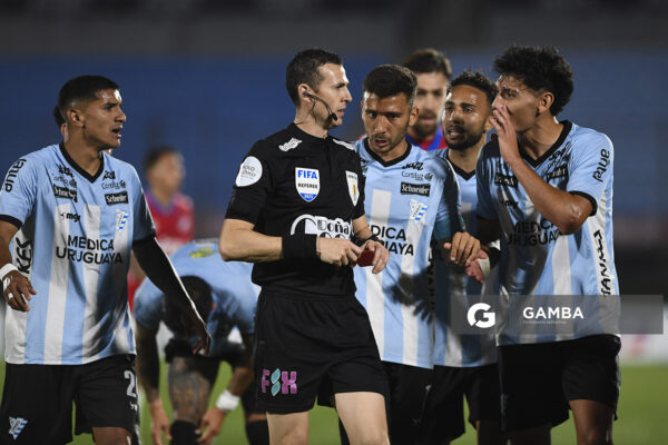 Andrés Matonte, árbitro central, Torneo Clausura. Estadio Centenario.