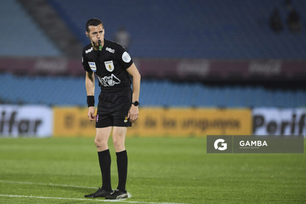 Andrés Matonte, árbitro central, Torneo Clausura. Estadio Centenario.