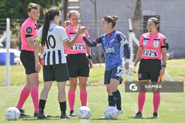 Nadia Fuques, árbitra central, Campeonato Uruguayo de Fútbol Femenino. Complejo Walter Devoto.