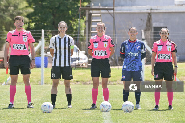 Nadia Fuques, árbitra central, Campeonato Uruguayo de Fútbol Femenino. Complejo Walter Devoto.