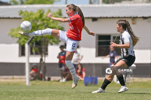 Sofía Oxandabarat, de Nacional, Campeonato Uruguayo de Fútbol Femenino. Complejo Walter Devoto.