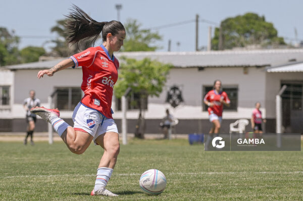 Alison Latua, de Nacional, Campeonato Uruguayo de Fútbol Femenino. Complejo Walter Devoto.