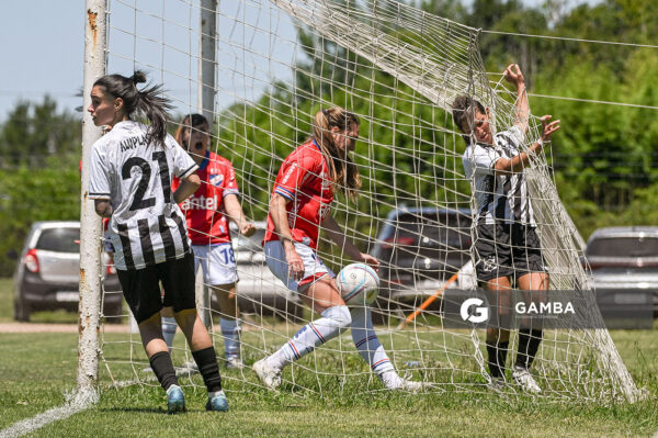 Sofía Oxandabarat, de Nacional, Campeonato Uruguayo de Fútbol Femenino. Complejo Walter Devoto.