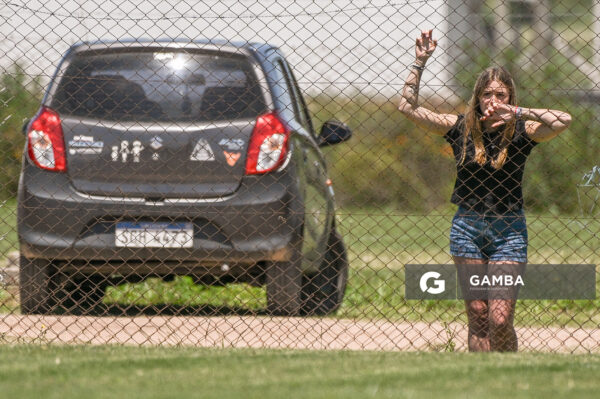 Espectadora. Campeonato Uruguayo de Fútbol Femenino. Complejo Walter Devoto.