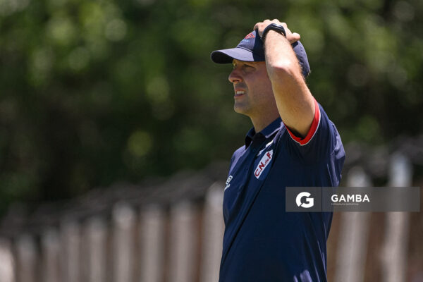 Marcel Rauss, director técnico de Nacional, Campeonato Uruguayo de Fútbol Femenino. Complejo Walter Devoto.