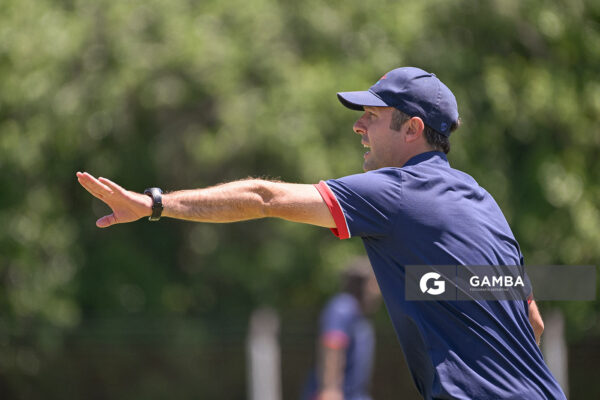 Marcel Rauss, director técnico de Nacional, Campeonato Uruguayo de Fútbol Femenino. Complejo Walter Devoto.
