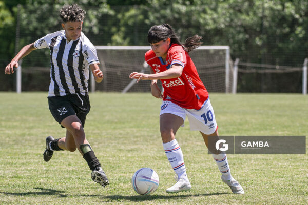 Cecilia Gómez, de Nacional, Campeonato Uruguayo de Fútbol Femenino. Complejo Walter Devoto.