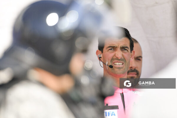 Leodán González, árbitro central, Torneo Clausura. Estadio Luis Franzini.