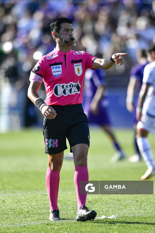 Leodán González, árbitro central, Torneo Clausura. Estadio Luis Franzini.