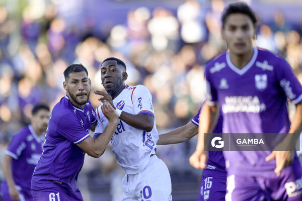 Marco Saravia, de Defensor Sporting. Gonzalo Carneiro, de Nacional. Torneo Clausura. Estadio Luis Franzini.