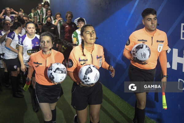 Lucía Vener, árbitra central. Campeonato Uruguayo Femenino.