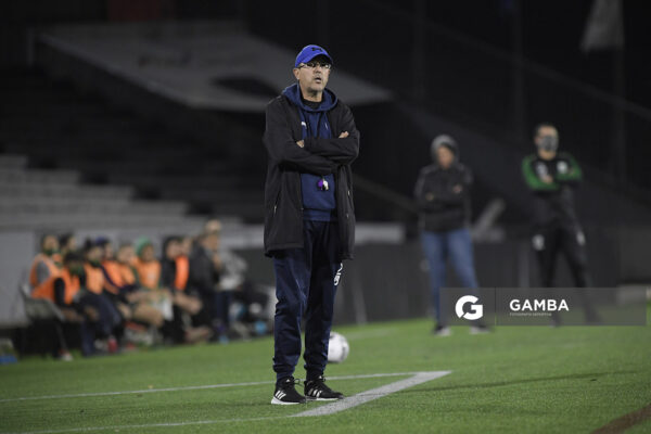 Hugo García, director técnico de Fénix. Campeonato Uruguayo Femenino.