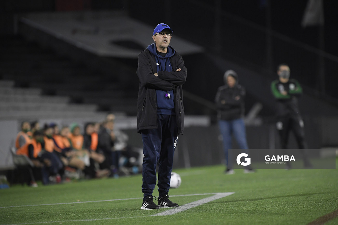 Hugo García, director técnico de Fénix. Campeonato Uruguayo Femenino.