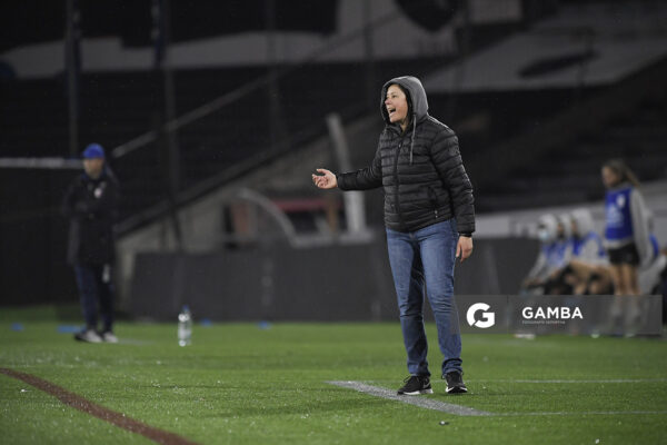Natalia Viude, directora técnica de Racing. Campeonato Uruguayo Femenino.