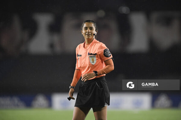 Lucía Vener, árbitra central. Campeonato Uruguayo Femenino.