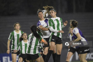 Pierina Montenegro, de Fénix. Belén García, de Racing. Campeonato Uruguayo Femenino.