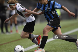 Fernanda Tenorio, de Danubio. Karoline Fernández, de Liverpool. 26° Campeonato Uruguayo Femenino.
