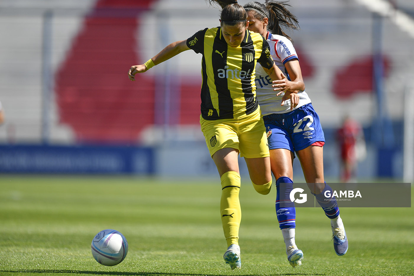 Daiana Farías, de Peñarol. Martha Figueredo, de Nacional. Campeonato Uruguayo de Fútbol Femenino. Estadio Gran Parque Central.