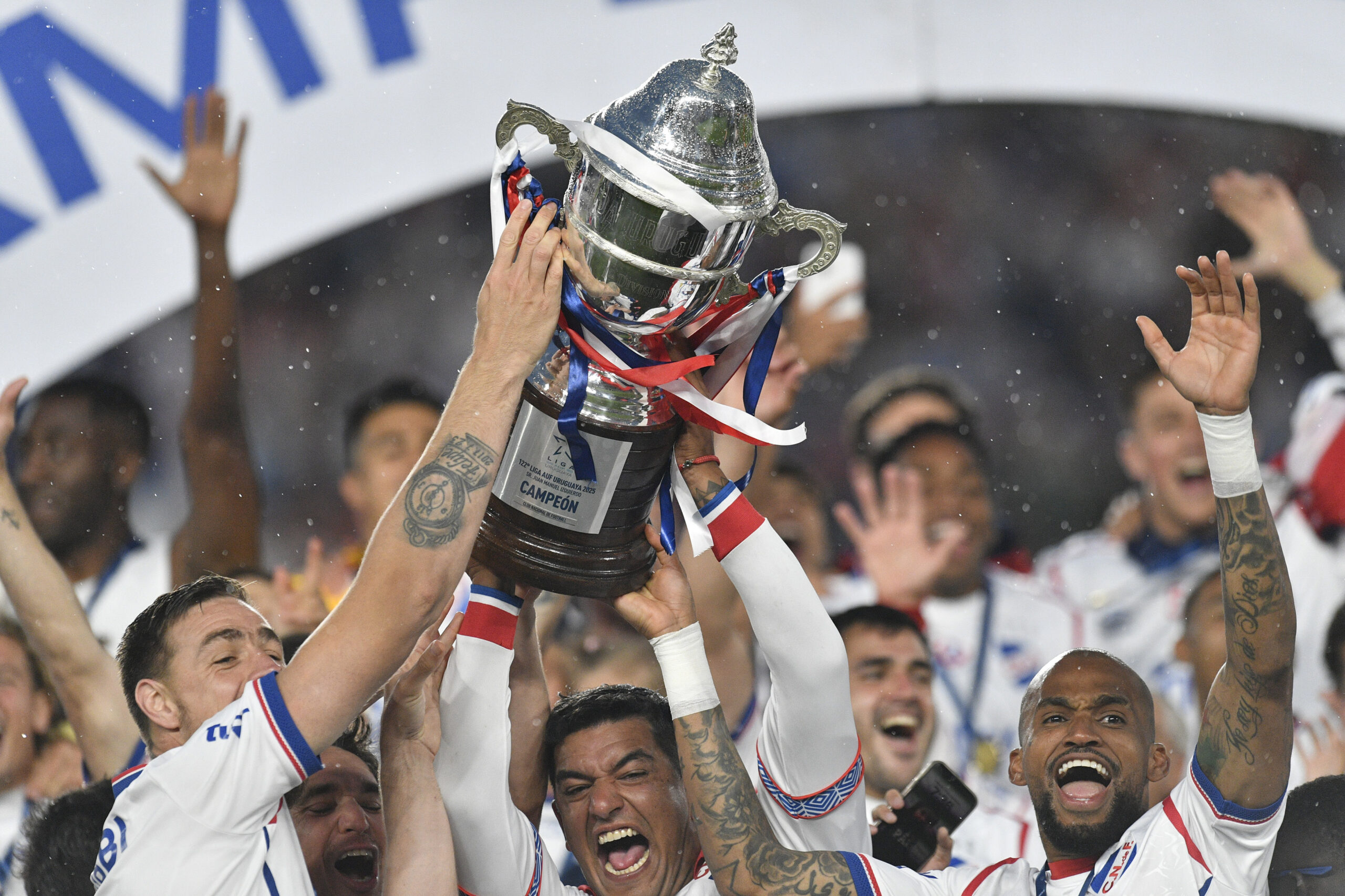 Fernando Morán-20251130FM-1422./ Sebastián Coates, Mauricio Pereyra, Diego Polenta y Luis Mejía. Nacional Campeón de la Liga AUF Uruguaya 2025 "Juan Manuel Izquierdo", el 30 de noviembre de 2025 en el Estadio Gran Parque Central, en Montevideo. / Foto: Fernando Morán, Agencia Gamba.-