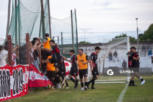 Celebración de jugadores de Barrio Olímpico, Campeonato Minuano. estadio La Bombonera Roja.