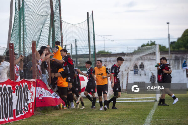 Celebración de jugadores de Barrio Olímpico, Campeonato Minuano. estadio La Bombonera Roja.