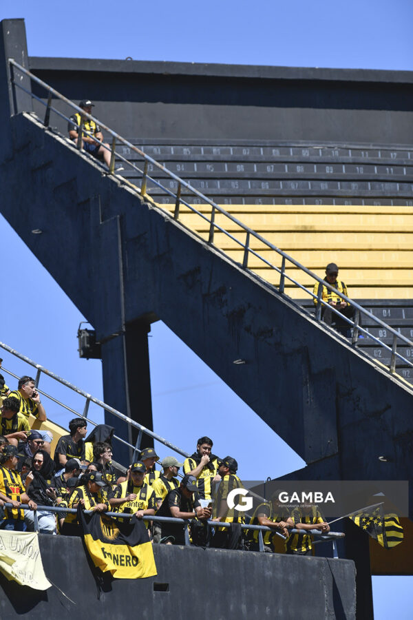 Hinchas de Peñarol. Liga AUF Uruguaya. Estadio Campeón del Siglo.