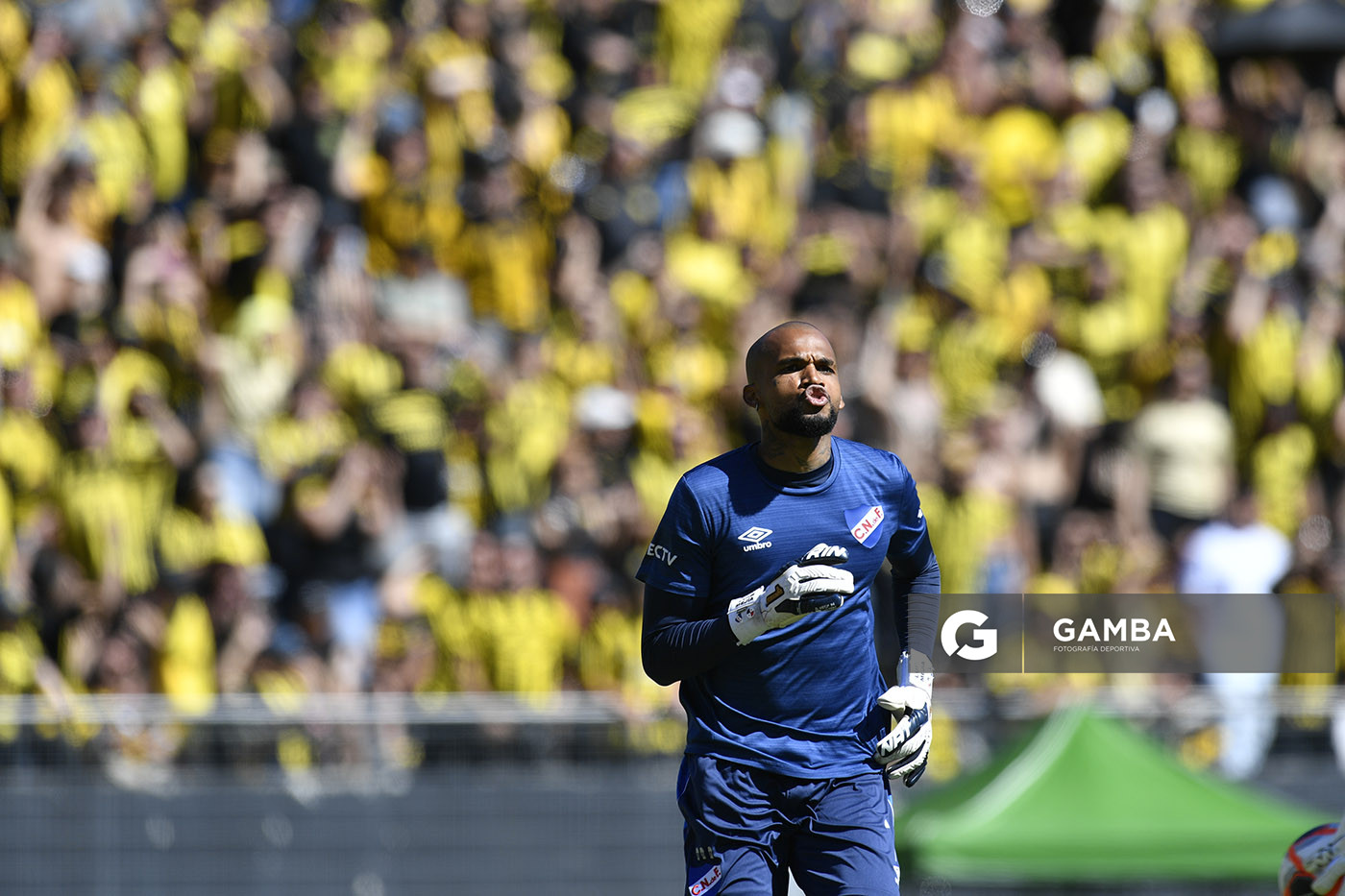 Luis Mejía, golero de Nacional, Liga AUF Uruguaya. Estadio Campeón del Siglo.