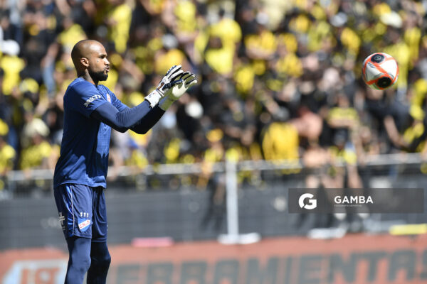 Luis Mejía, golero de Nacional, Liga AUF Uruguaya. Estadio Campeón del Siglo.