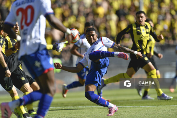 Juan Cruz de los Santos, de Nacional, Liga AUF Uruguaya. Estadio Campeón del Siglo.