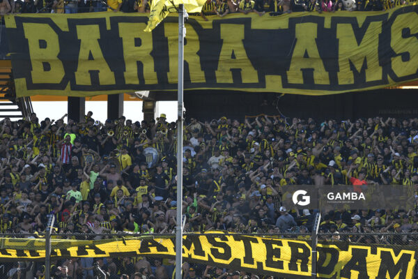 Hinchas de Peñarol. Liga AUF Uruguaya. Estadio Campeón del Siglo.
